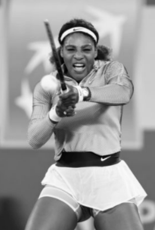 Tennisspielerin in Sportdress beim kraftvollen Rückhand-Schlag auf dem Tennisplatz